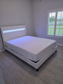 Cama queen nueva a estrenar con Colchón