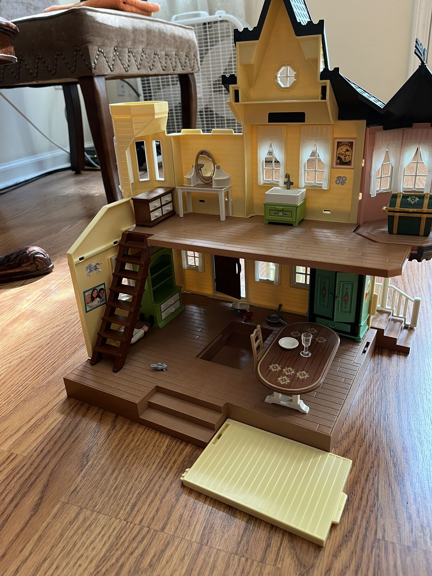 Doll House With Furniture 