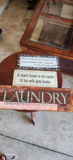 2 nice Wal signs