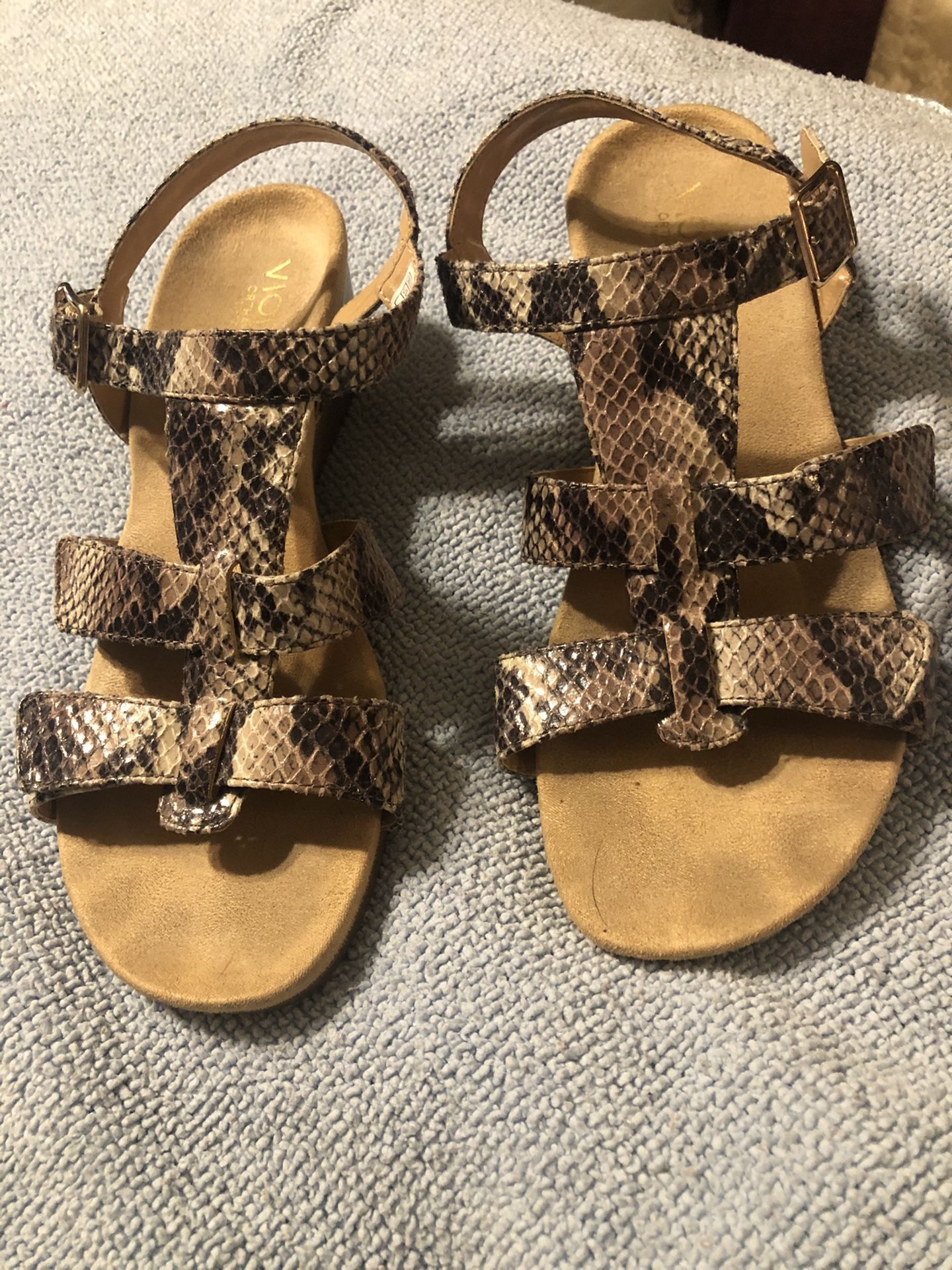 Vionic Orthaheel Wedge Sandals Snake print Sz  8 Excellent condition