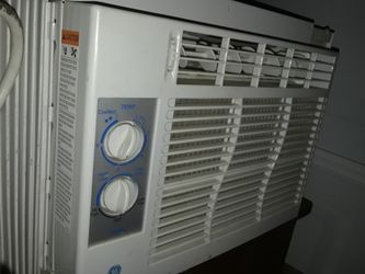 Ge 5050BTU 60W 115V 550AMPS (used once) & WINDOW MOUNT ALSO INCL.