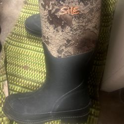 Like New She- Steel. Muck Boots Women Sz 8