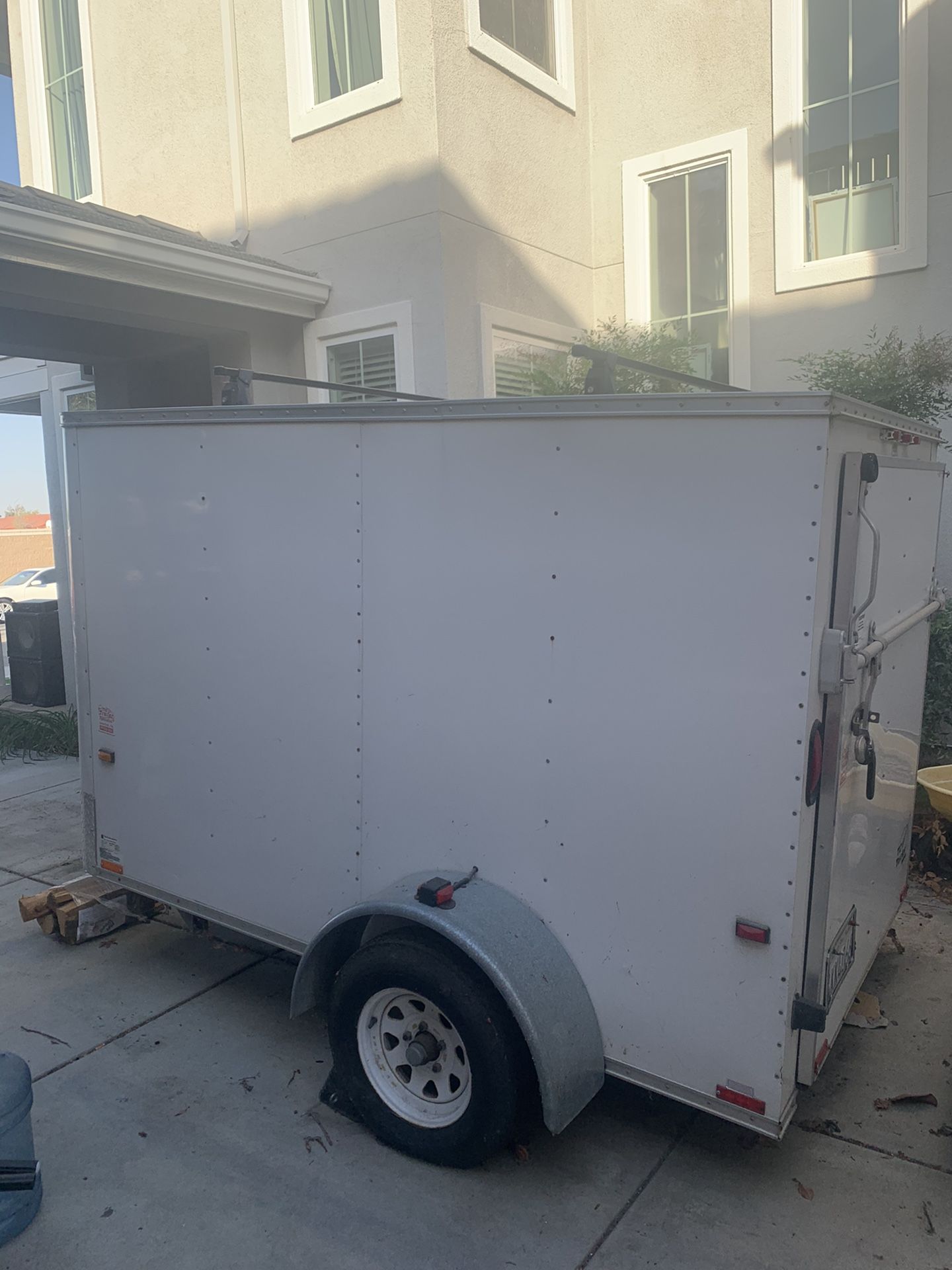 Enclosed trailer