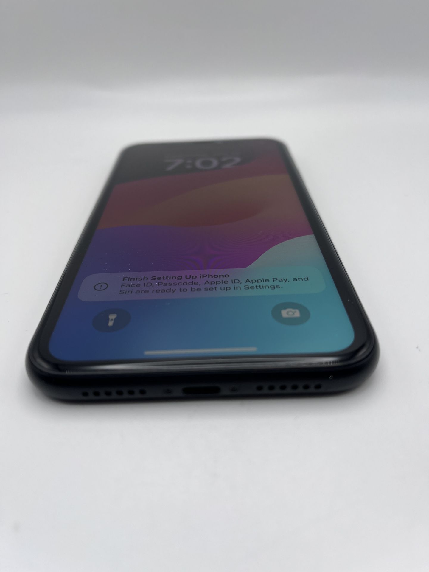 CASH ONLY Price is Firm Apple iPhone XR 128gb unlocked screen size 6.1 inches the XR came after the iPhone X Battery health 90%🥰 iPhone looks bran