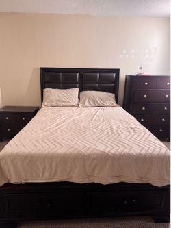Bedroom Set – Queen Size – Excellent Condition