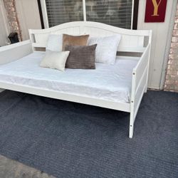 white day bed 