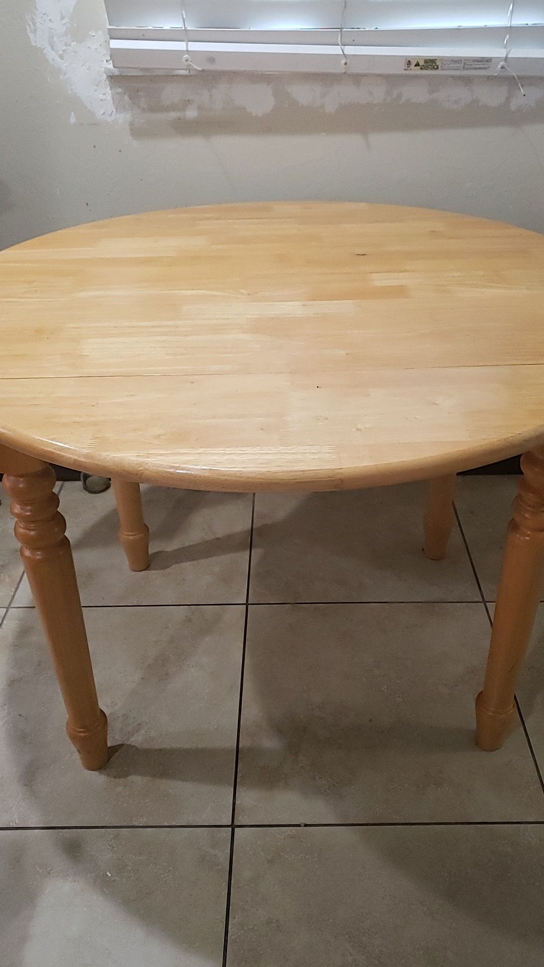 Round folding table