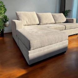 Living Spaces Reversible Sectional Couch 🛻 Delivery Available🛻