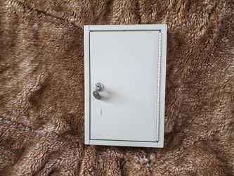 Locking Key Cabinet With 2 Keys