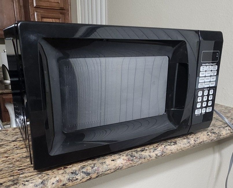 Hamilton Beach 0.7 Cu. Ft. Black Microwave Oven
