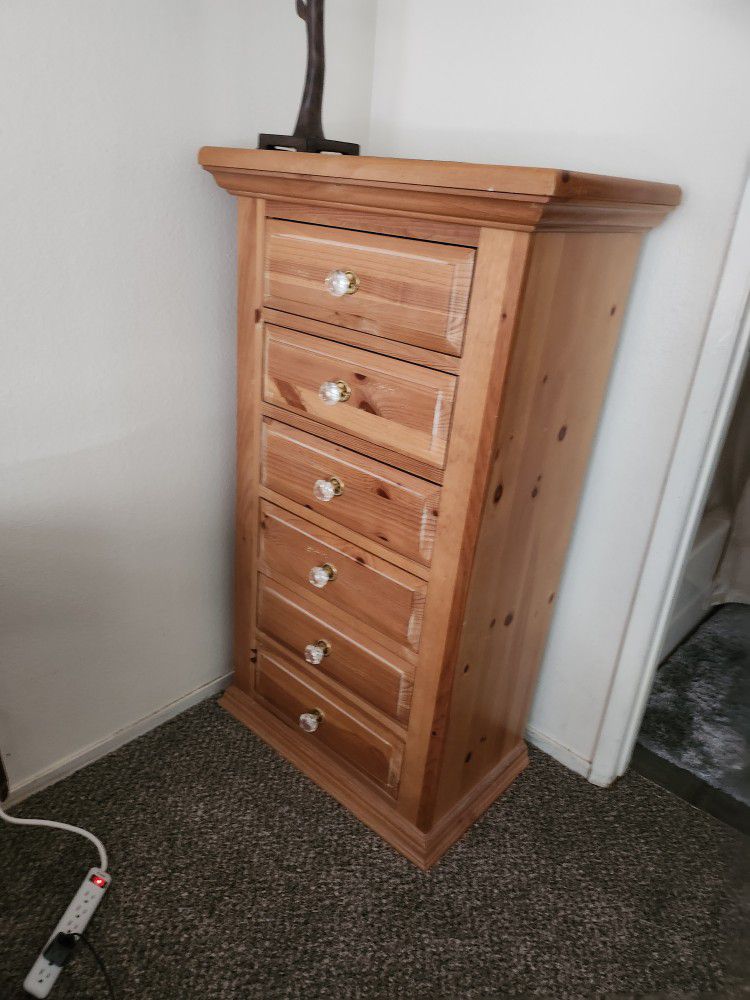 Broyhill Pine Wood  Linderie Style Dresser