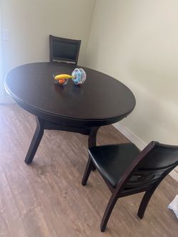 Round dining table