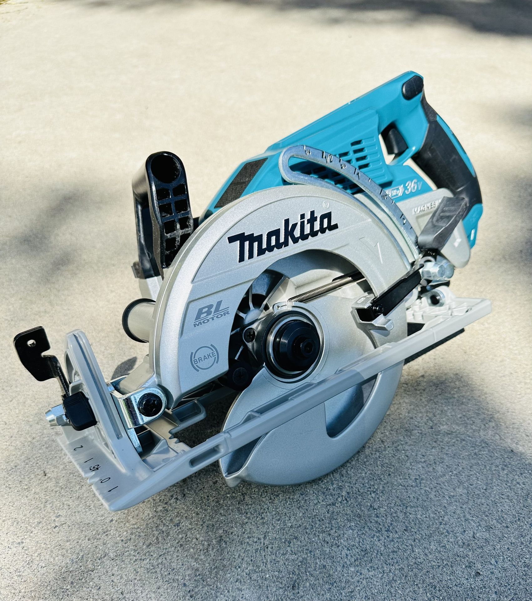 New Makita 18vX2 36v LXT Brushless Cordless 7-1/4” Rear Handle Saw (Tool Only)