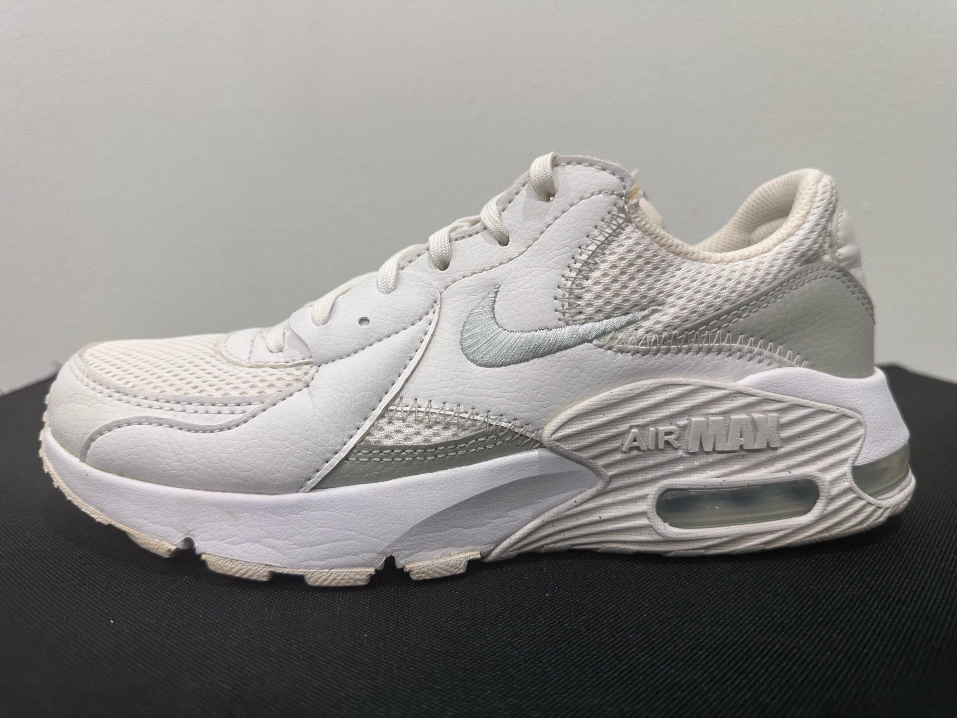 NIKE AIR MAX WHITE LUGHT GREY SNEAKER SIZE: 7 WOMENS