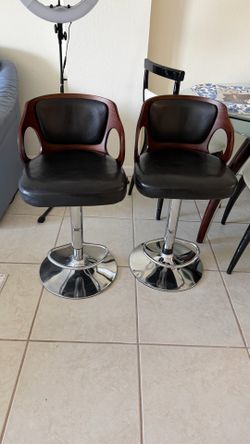 2 bar stools