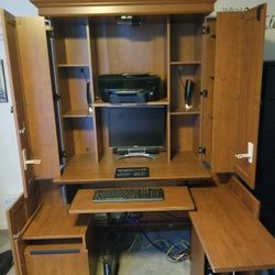 lovley computer desk need gone ASAP Must be picked up!!