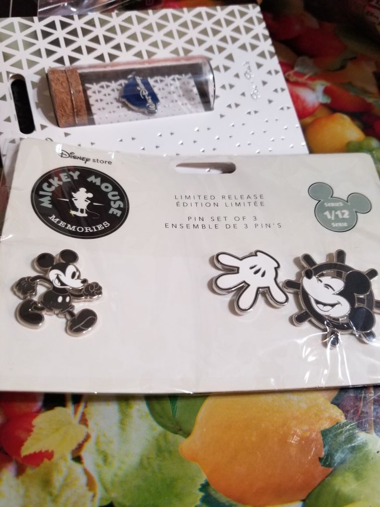 Disney Mickey Mouse Memories Pin Set January 2018 Limited Edition series 1/12