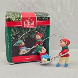 Hallmark Christmas Ornament Spoon rider elf elves sleigh ride Play 1990 Fun Tree

HANDCRAFTED - ISSUE DATE 1990
Ornament in mint condition, kept in th