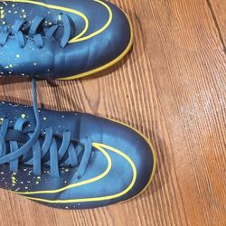 Used Soccer Shoes Size 5.5 For Indoor