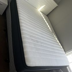 Bed/frame/headboard