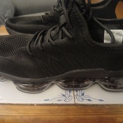 Brand-New Pair of Stylish Black Sneakers. $8