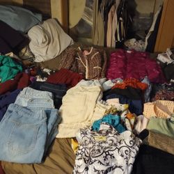 Large Bundle Of Women's Clothing Roughly 40 Pieces $30 Seffner