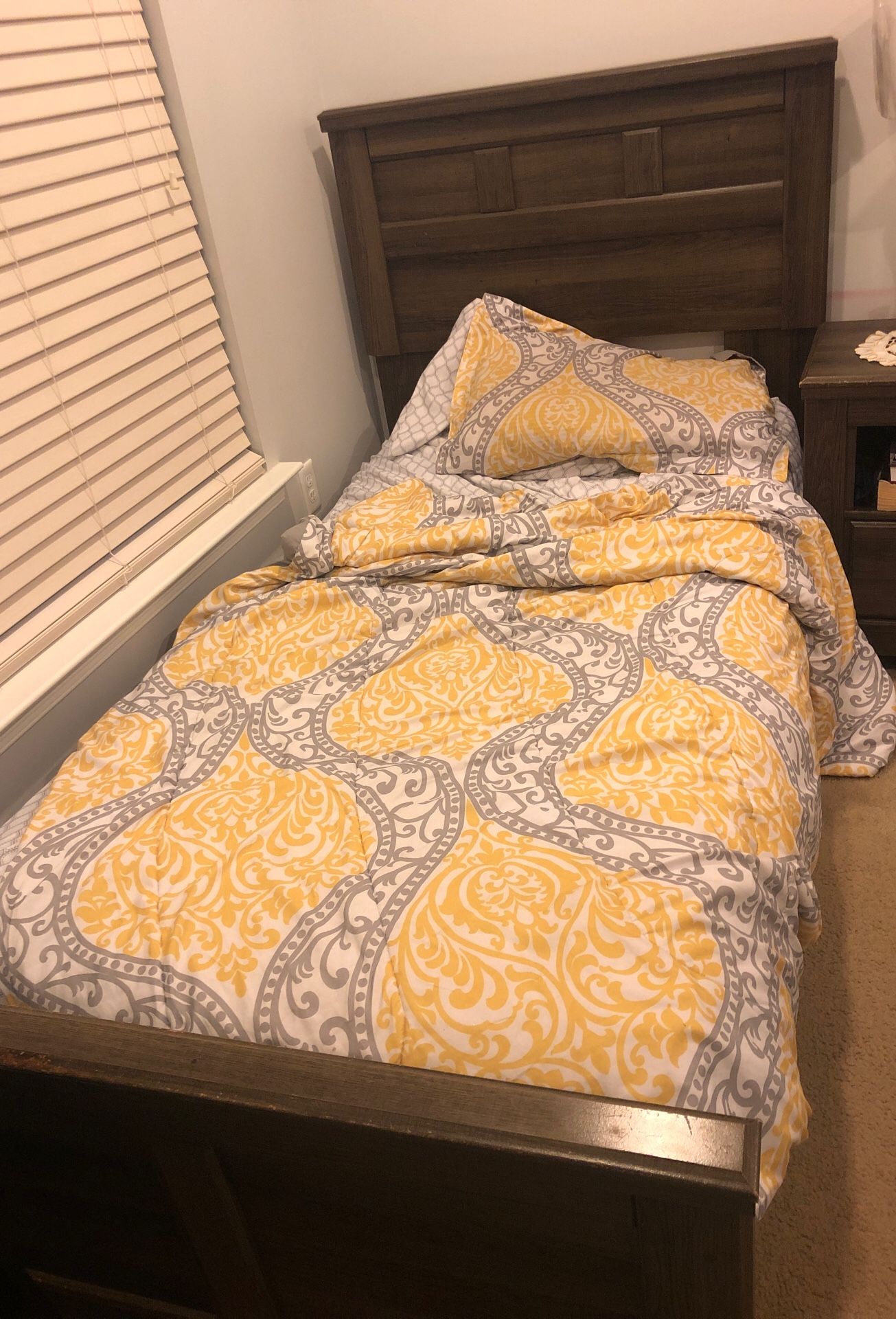1 twin bed (no mattress)