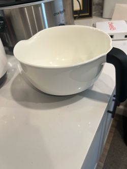 8 Cup Plastic Mixing Bowl w Handle