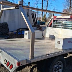 Aluma Flatbed With Removable Ladder 