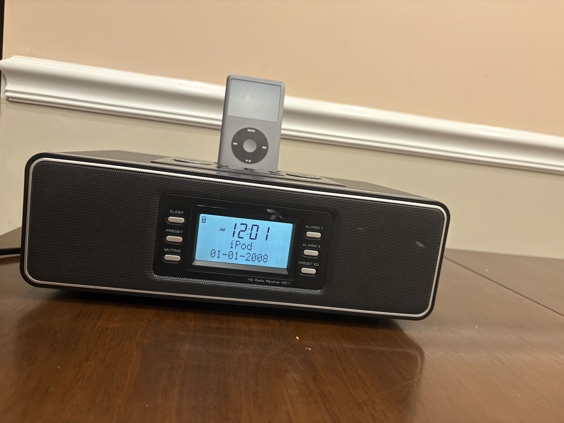 TEAC AM/FM HD Radio Receiver Alarm Clock iPod Dock No Remote HD-1