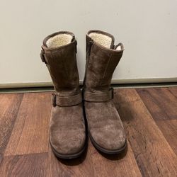 Price Just Dropped:UGG Women’s Boots Size 6(4.5 For Kid’s Size) (Pick up🛒 In Bellevue) *Check out my Other Posts 💕