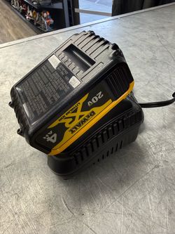 DeWalt DCB115 - 12v/20v Max Charger and 20V 4AH Battery