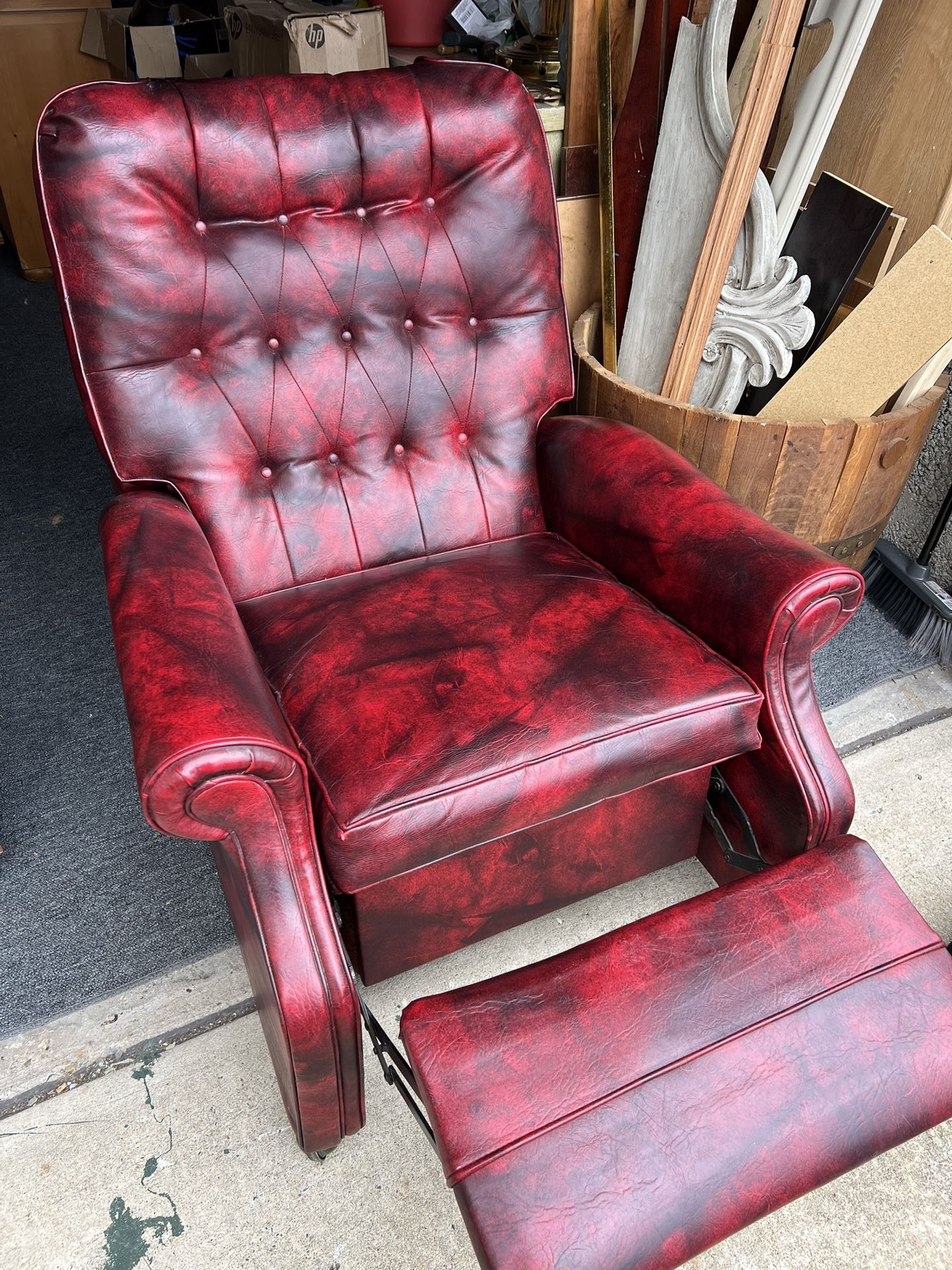 BEAUTIFUL DEEP RED LEATHER RECLINER
