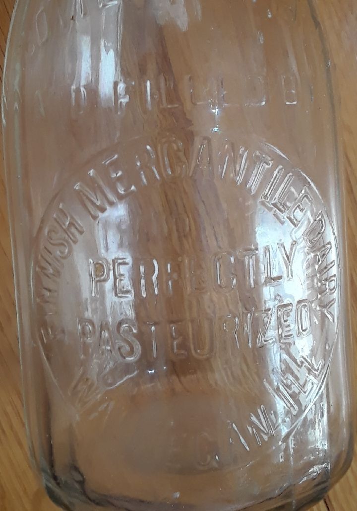 Vintage milk bottle. Waukegan Illinois. ONE QUART.