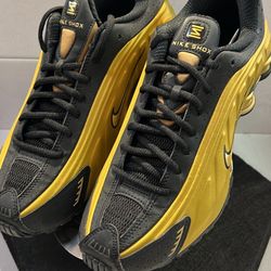 NIKE SHOX R4 “METALLIC GOLD BLACK”