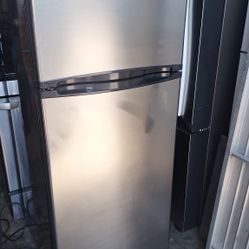 STUDIO SIZE REFRIGERATOR (CLEAN.)