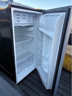 Magic Chef Compact Fridge ( Hesperia Ca )