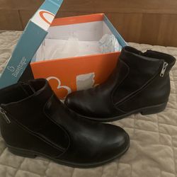 Woman’s Baretraps Ankle Booties 7