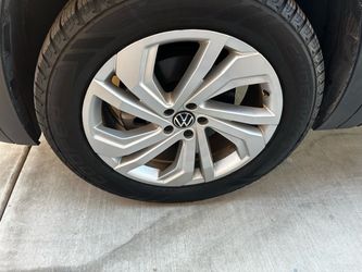 2023 Volkswagen atlas wheels and tires like new