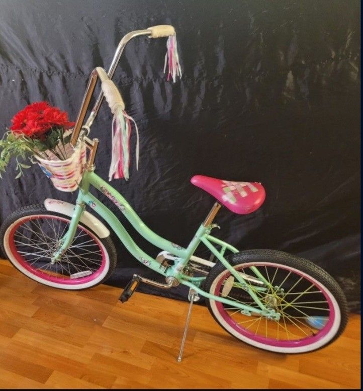 BEUTIFUL GIRLS BICYCLE. LIV IS A BRANDED AND TOP QUALITY BICYCLE. EXCELLENT CONDITION 