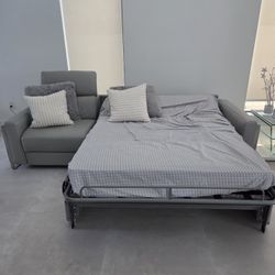 Sofa-cama y un reclinable, cuero italiano/Sofa bed and a recliner, Italian leather.