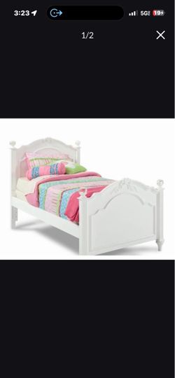 Madelyn Full White Panel Bed Frame And Drawer