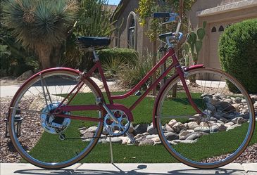 Ladies vintage Schwinn california beach cruiser bicycle with 26-in bike tires