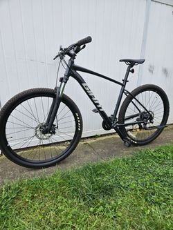 Like new! Giant Talon Mountain Bike