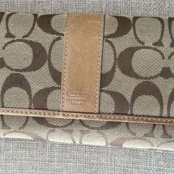 coach medium wallet beige color preowned hardly used