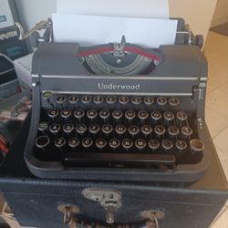 VINTAGE UNDERWOOD TIPEWRITER.!!!