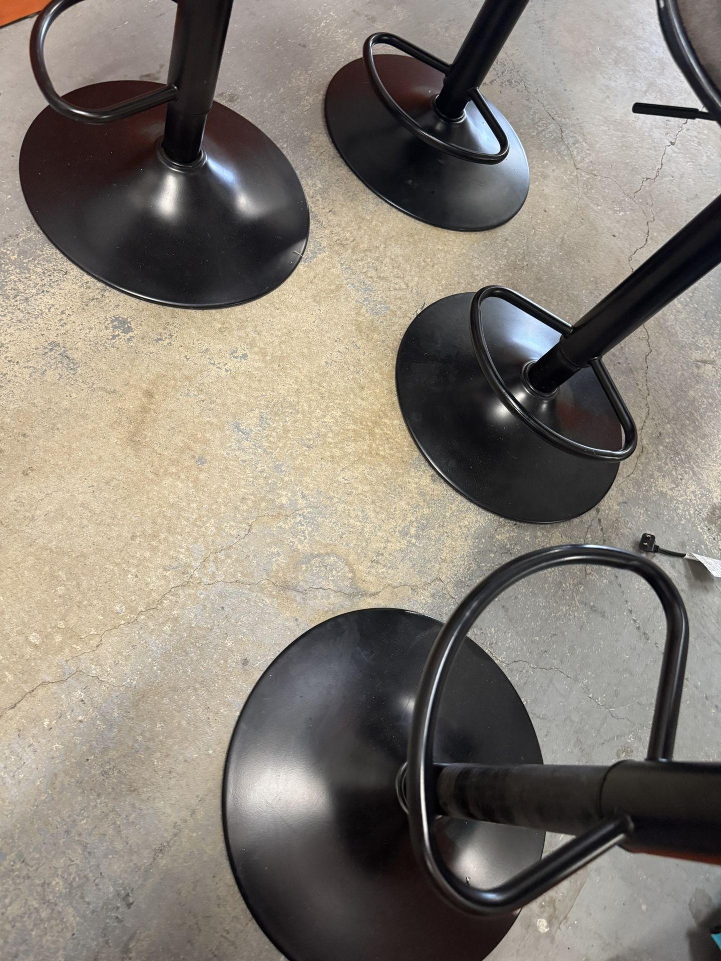 Set of 4 Modern Bar Stools – Swivel & Adjustable Height