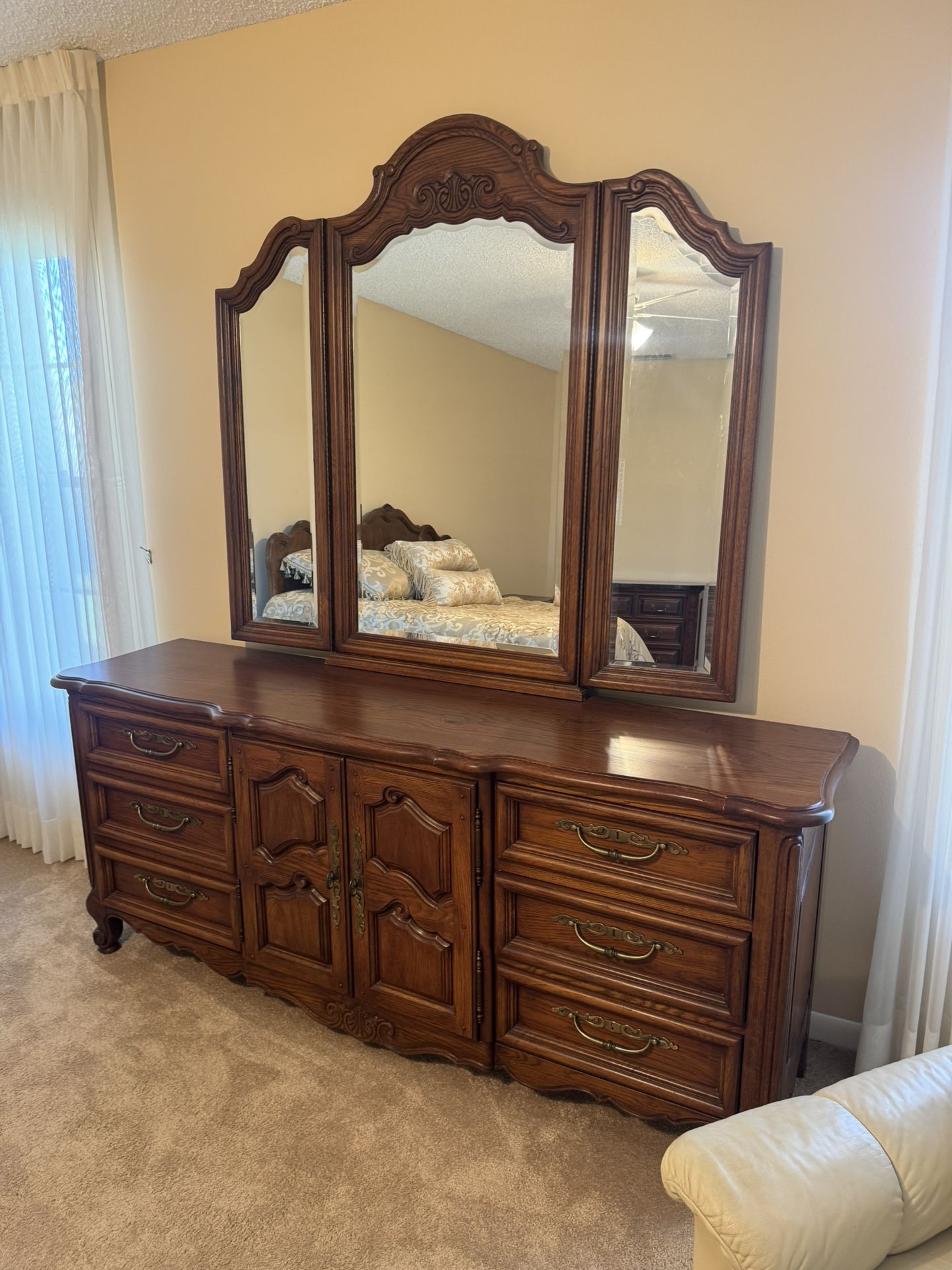 1980s Thomasville Oak 9 Drawer Long Dresser & Tri-Fold Mirror - Amazing Condition- 77” x 19” - Retail: $1295
