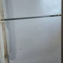 Ge White Refrigerator In Good Condition For Sale 