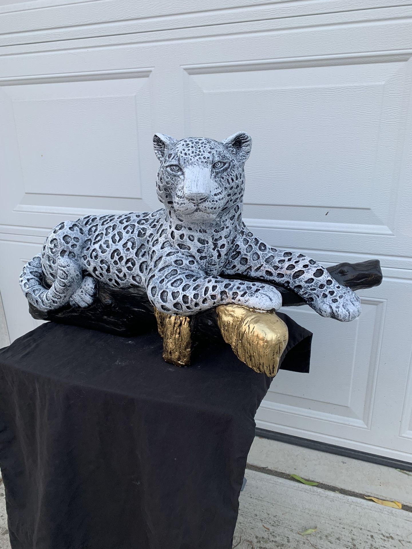 Painted white leopard on the log